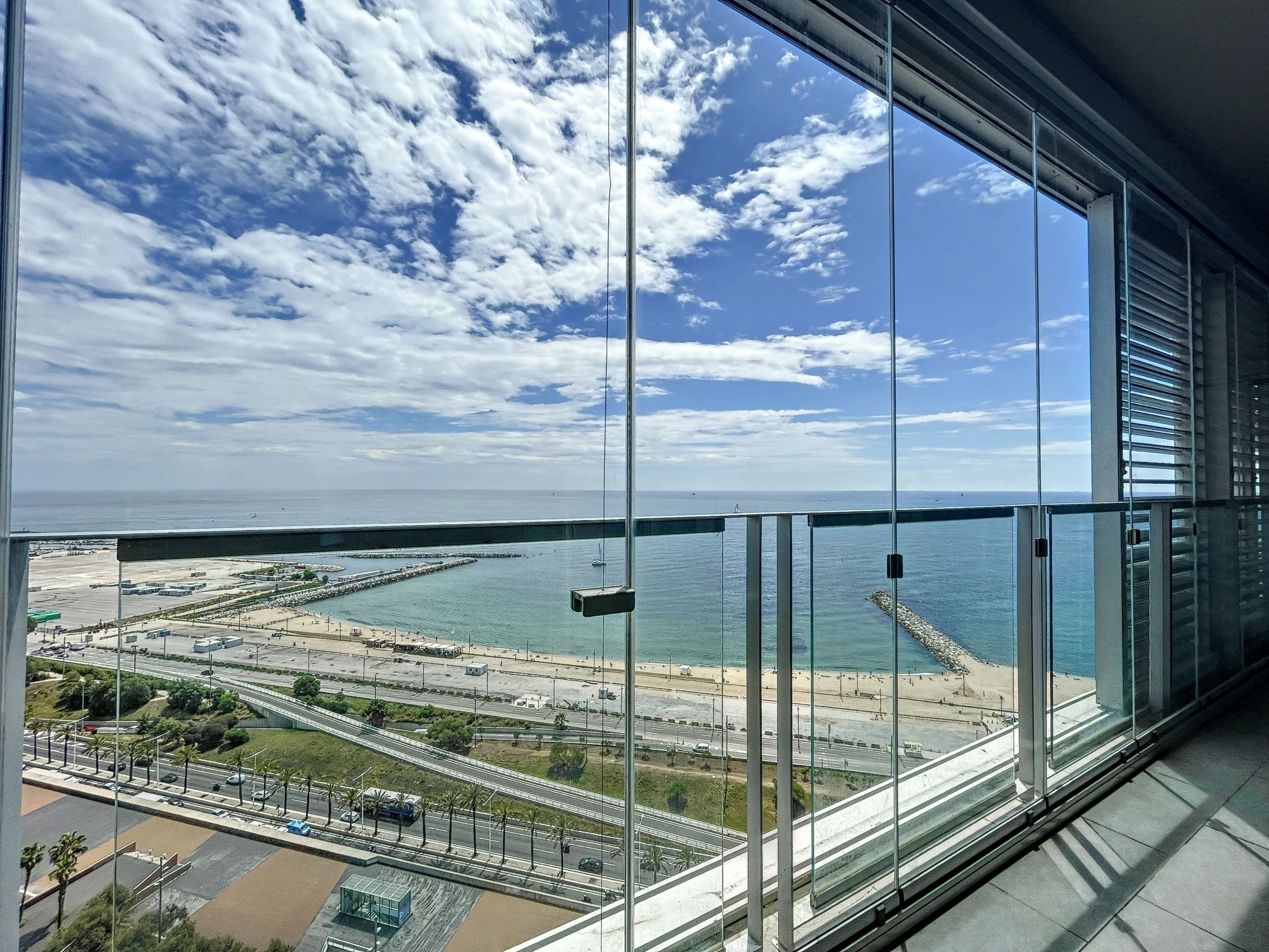 Espectacular piso con terraza y vistas al mar, vendido en Diagonal Mar de Barcelona