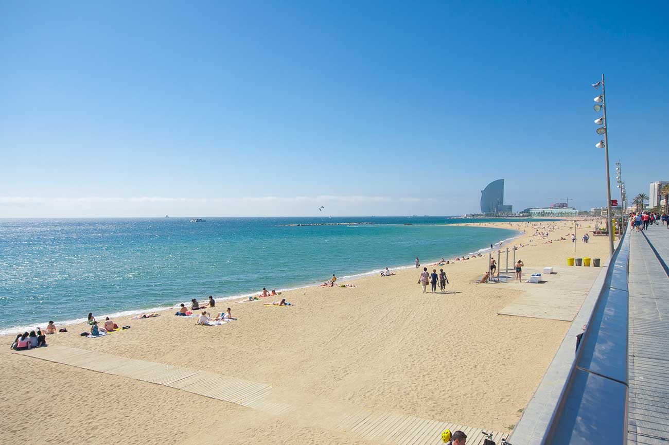 ¿Por qué vivir junto al mar en Barcelona? - Atipika Lifestyle Properties 2023