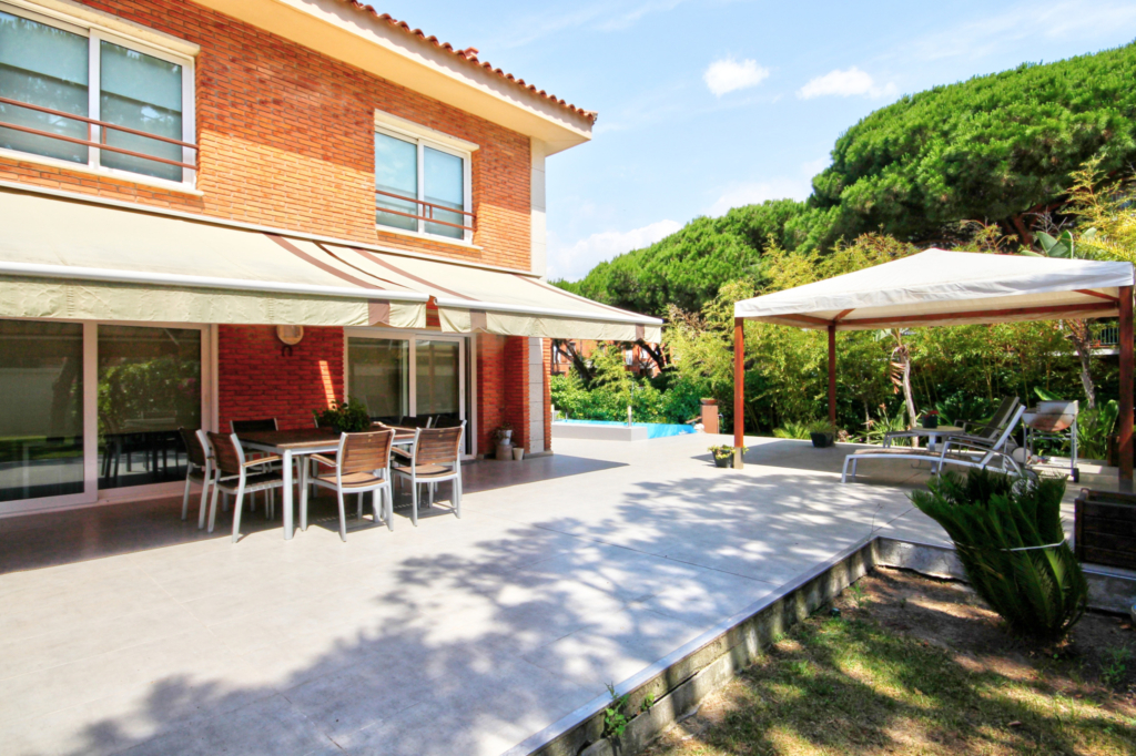 Exclusiva casa adosada con jardín y piscina en Gavà Mar alquilada por nuestra oficina en Castelldefels - Atipika Lifestyle Properties 2022