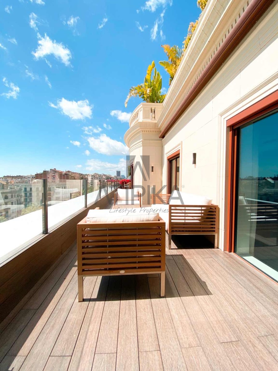 Las 5 razones por las que debes comprar o alquilar un ático en Barcelona - Atipika Lifestyle Properties 2022