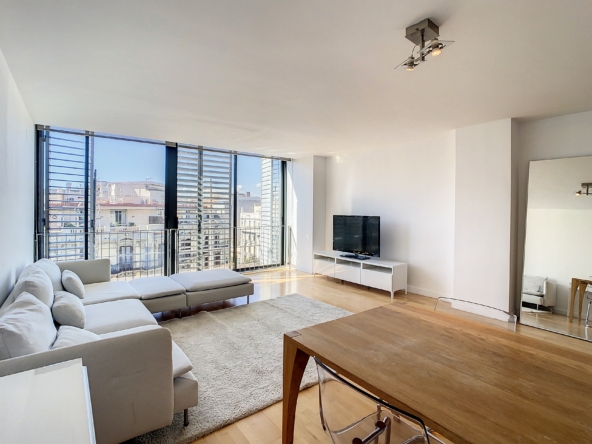 Espectacular piso de obra reciente en Rambla Catalunya con vistas urbanas, vendido por la inmobiliaria Atipika - Atipika Lifestyle Properties 2022