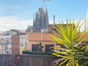 Soleado ático con terraza frente la Sagrada Familia alquilado por Atipika 