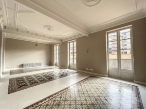 El departamento de ventas de Atipika Barcelona cierra la operación de este magnífico piso reformado al lado de Enrique Granados