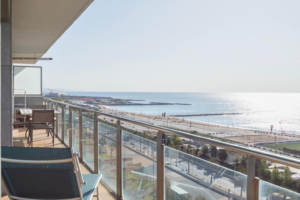 Amplio piso completamente exterior con parking, trastero, terraza y vistas al mar en Diagonal Mar